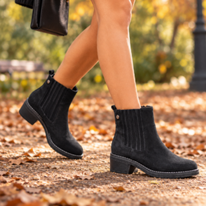 Imagen de Botines Negros En Otoño