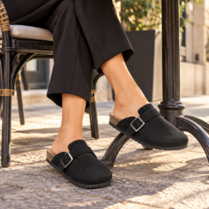 Imagen de Clogs Negros Bajo La Mesa Del Café