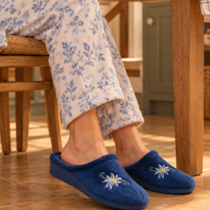 Imagen de Desayuno Acogedor Con Zapatillas Florales
