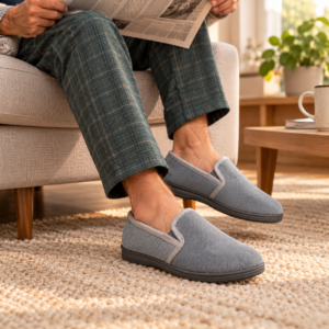 Imagen de Lectura Tranquila Con Zapatillas Grises