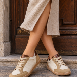 Imagen de Moda Urbana Zapatillas Neutras Ante Puerta Rústica
