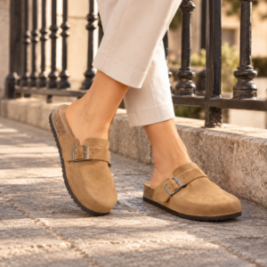 Imagen de Mules De Ante Junto A Barandilla De Hierro
