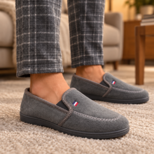 Imagen de Zapatillas Grises En Salón Acogedor