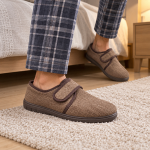 Imagen de Zapatillas Marrones Junto A La Cama