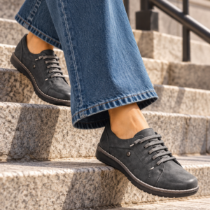 Imagen de Zapatillas Oscuras Bajando Escaleras